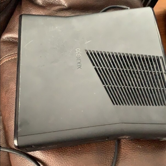 Used black Xbox 360 - Picture 2 of 4